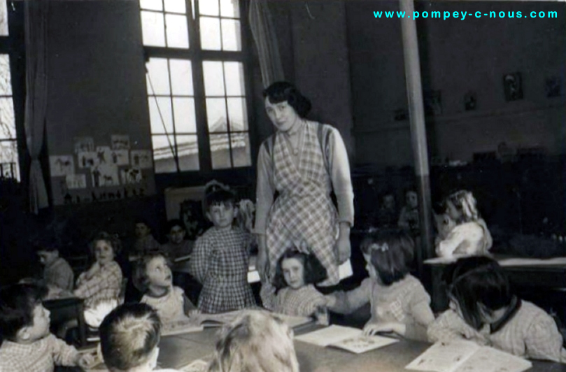 Classe maternelle du centre de Pompey en 1950 (Photographie n°132 ; dépôt de Bernadette MARQUANT)