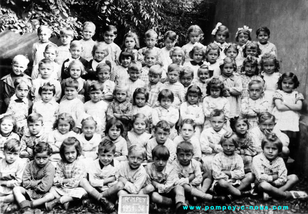 Classe de maternelle à la mairie de Pompey en 1951-1952