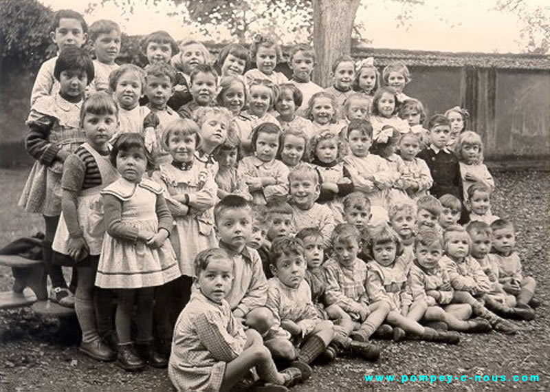 Ecole de la mairie, classe de maternelle en 1951 (Photographie n° 269)