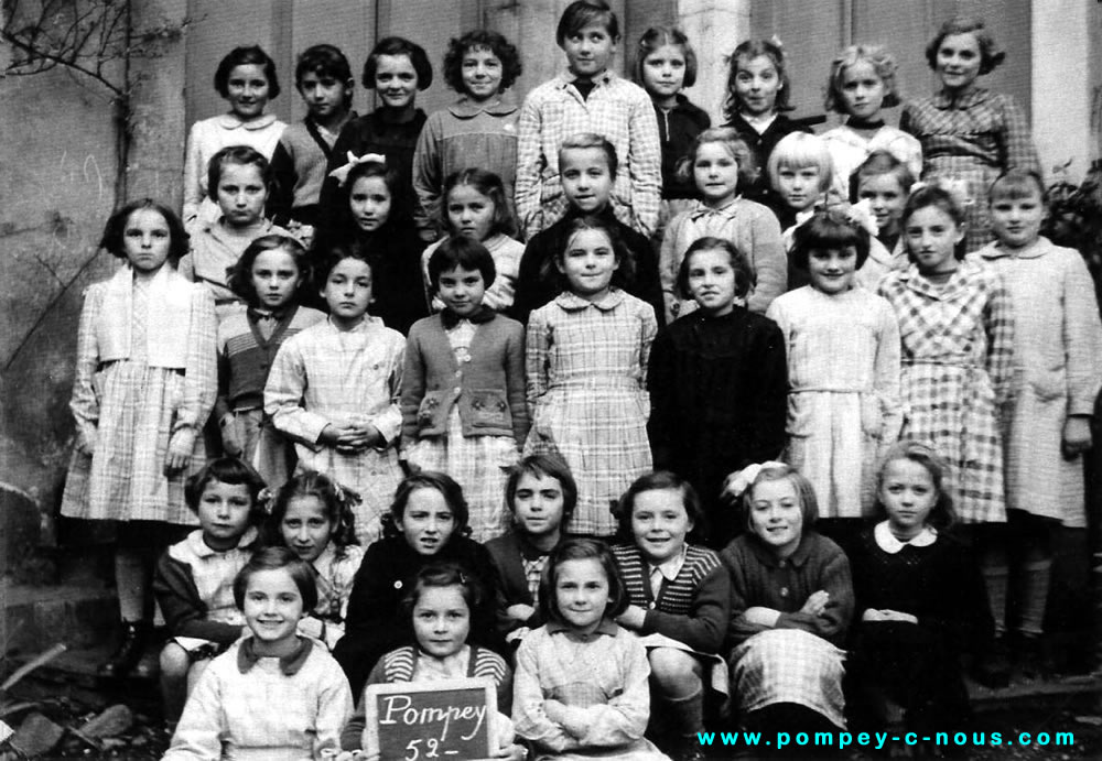 Classe de filles à l'école du centre de Pompey en 1952