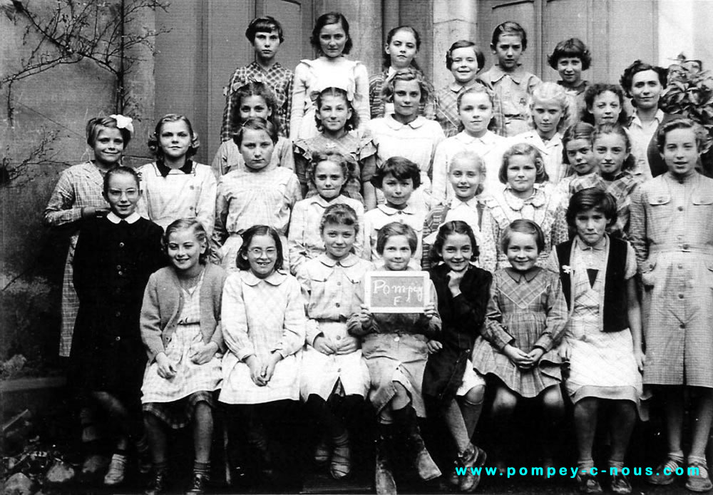 Classe de filles de l'école du centre à Pompey en 1952