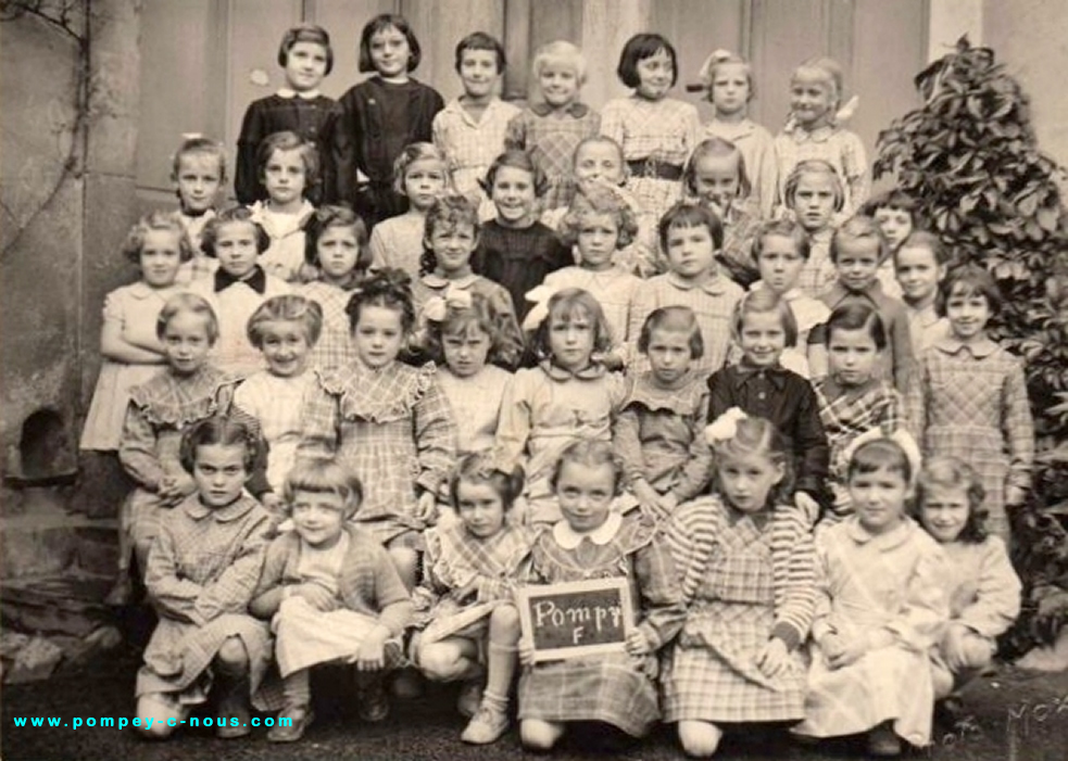 Classe de CP ou CE1 ?? filles de l'école du centre de Pompey en 1952 (Photographie n°101 ; dépôt de Bernadette Marquant)