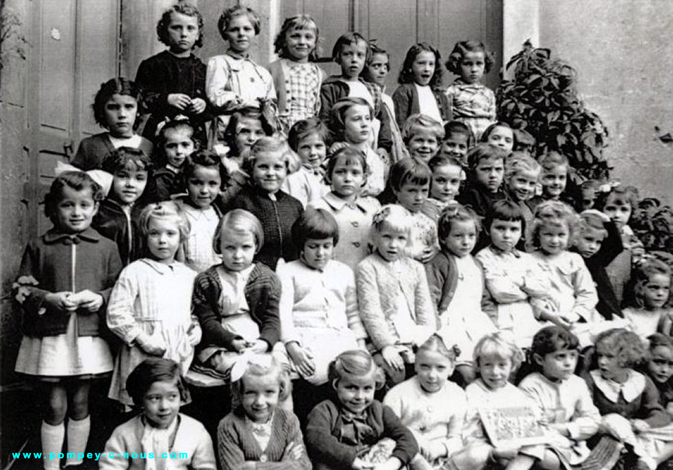 Classe de CP filles de l'école du centre de Pompey en 1952 ?? (Photographie n°87 ; dépôt de Danielle PERTHUIS)