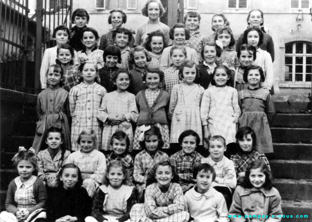 Classe de filles à l'école du centre de Pompey en 1953