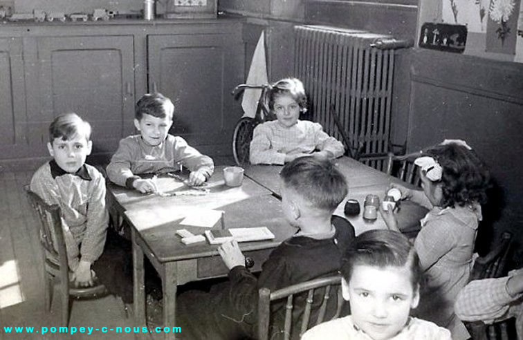 En classe de maternelle à la mairie de Pompey en 1953 (Photographie n°93 ; dépôt de Bernard FISCHER)