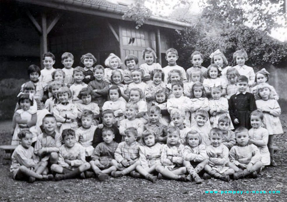 Classe de maternelle à la mairie de Pompey en 1953 (Photographie n°91 ; dépôt de Josette TINETTE)