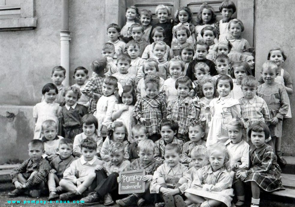 Classe de maternelle à la mairie de Pompey en 1953 (Photographie n°92 ; dépôt de Annie COUTAL)