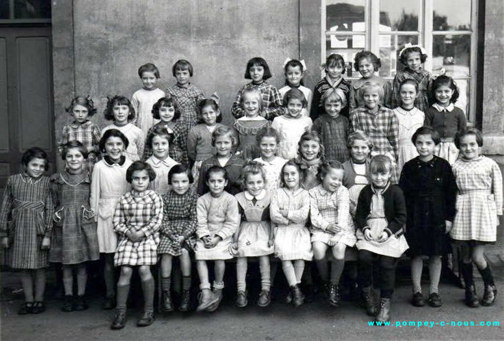 Classe de Ce1 ou Ce2 à l'école du centre de Pompey en 1954 (Photographie n°94 ; dépôt de Bernadette MARQUANT)