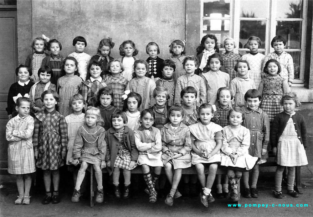 Classe de filles à l'école du centre de Pompey en 1955