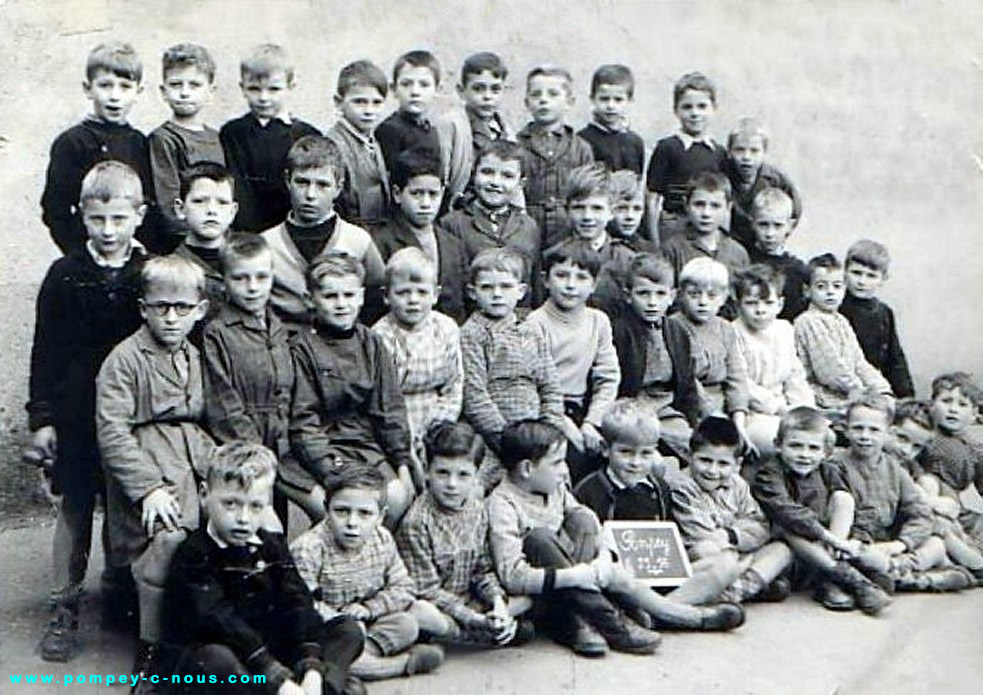 Classe de garçons de Cm1 ou Cm2 à l'école du centre de Pompey en 1955 (Photographie n°96 ; dépôt de Michel COLLIN)