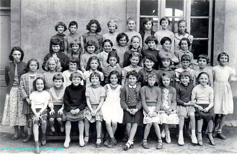 Classe de Ce2 à la mairie de Pompey en 1955 (Photographie n°95 ; dépôt de Jacqueline JUILLAND)