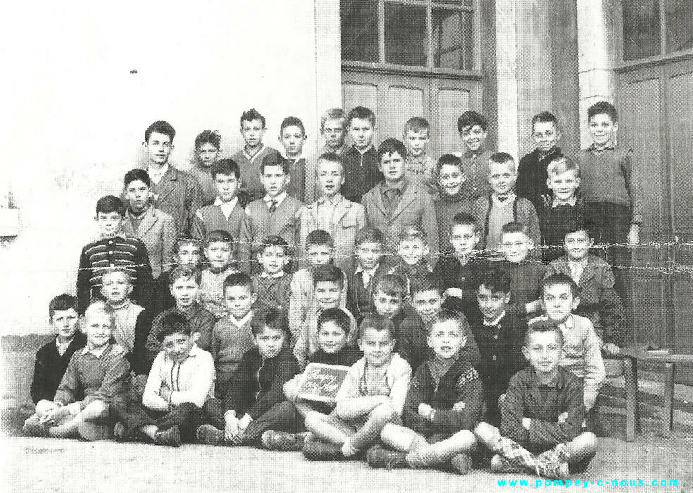 Classe de l'école du centre en 1944-1945 (Photographie n°177 , dépôt Jean-Luc DUBOIS)