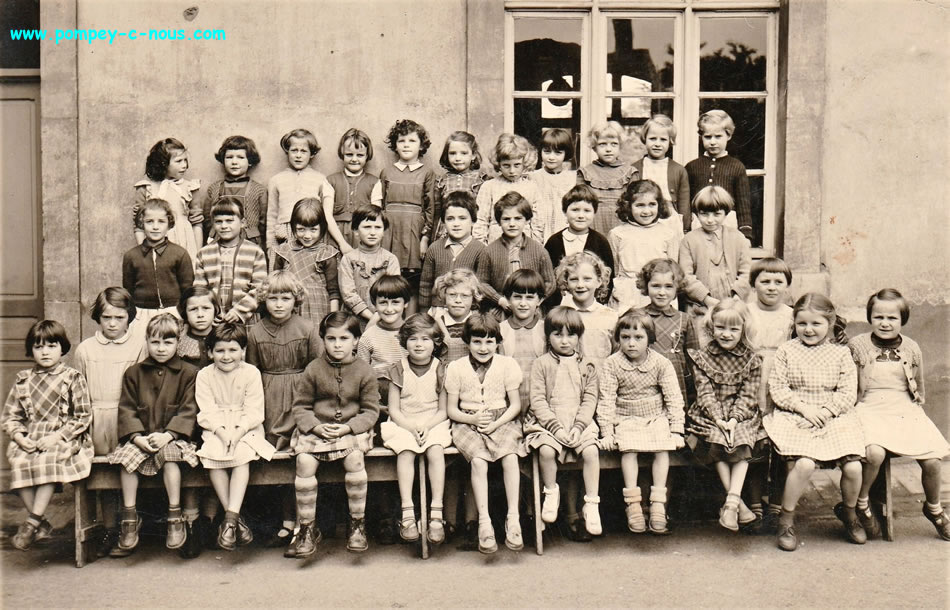 Classe de filles de l'école du centre de Pompey en 1956-1957