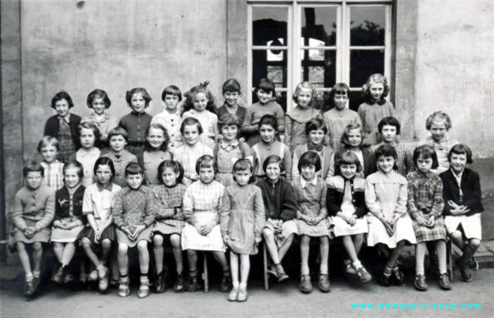 Classe de filles de Ce à l'école du centre de Pompey en 1956 (Photographie n°97 ; dépôt de Annie COUTAL)