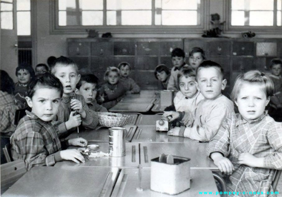 Classe de maternelle à l'école du centre de Pompey en 1956 (Photographie n°98 ; dépôt de Annie COUTAL)
