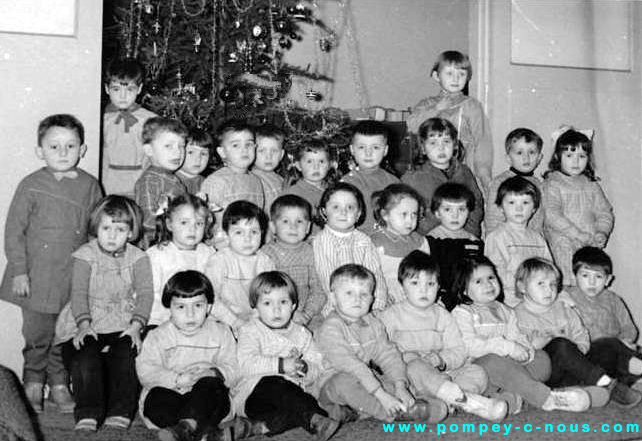 1ère année de maternelle à l'école Jeuyeté de Pompey en 1957 (Photographie n° 186)