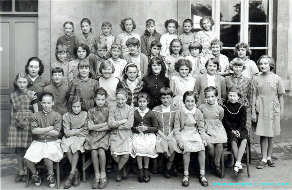 Classe de filles de Ce2 à l'école du centre de Pompey en 1957 (Photographie n°99 ; dépôt de Annie COUTAL)