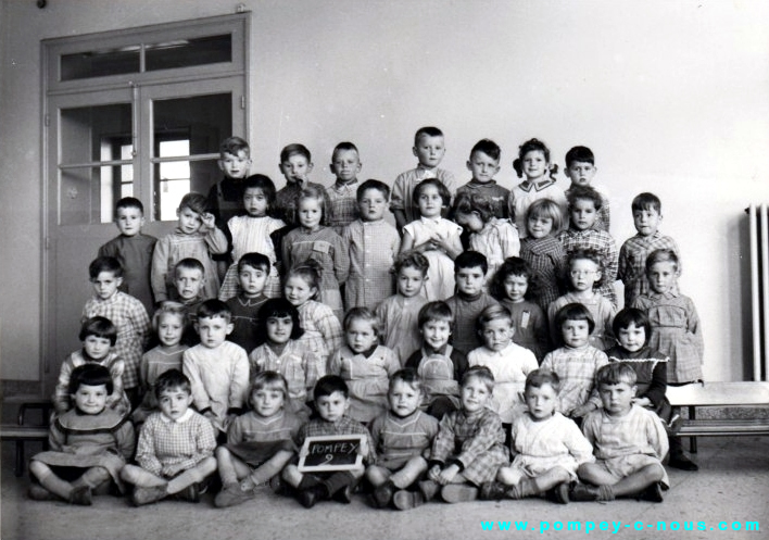 Ecole du centre( Gustave Eiffel), classe de maternelle en 1957 (Photographie n° 272)