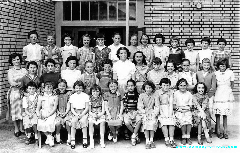 Classe de filles à l'école du centre de Pompey en 1958