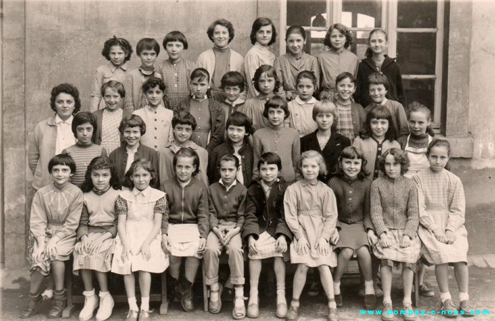 Classe de CM1 filles de l'école du centre de Pompey en 1958 (Photographie n°102 ; dépôt de Bernadette Marquant)