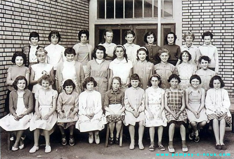 Classe de filles de CM2 ? de l'école du centre en 1959 (Photographie n°134 ; dépôt de Jacqueline JUILLAND)