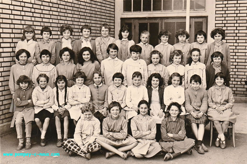 Classe de filles de l'école du centre de Pompey en 1961-1962