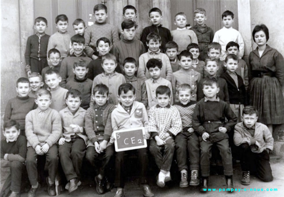 Classe de CE2 garçons de l'école du centre de Pompey en 1961 (Photographie n°111 ; dépôt de Jacques DEGEORGE)