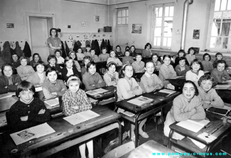 Ecole du centre( Gustave Eiffel), classe de filles de CE2 ou CM1 en 1962 (Photographie n° 278)