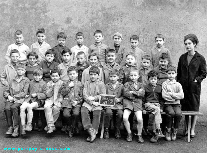 Groupe d'écoliers de l'école du centre classe de CE2 en 1962 (Photographie n° 191)