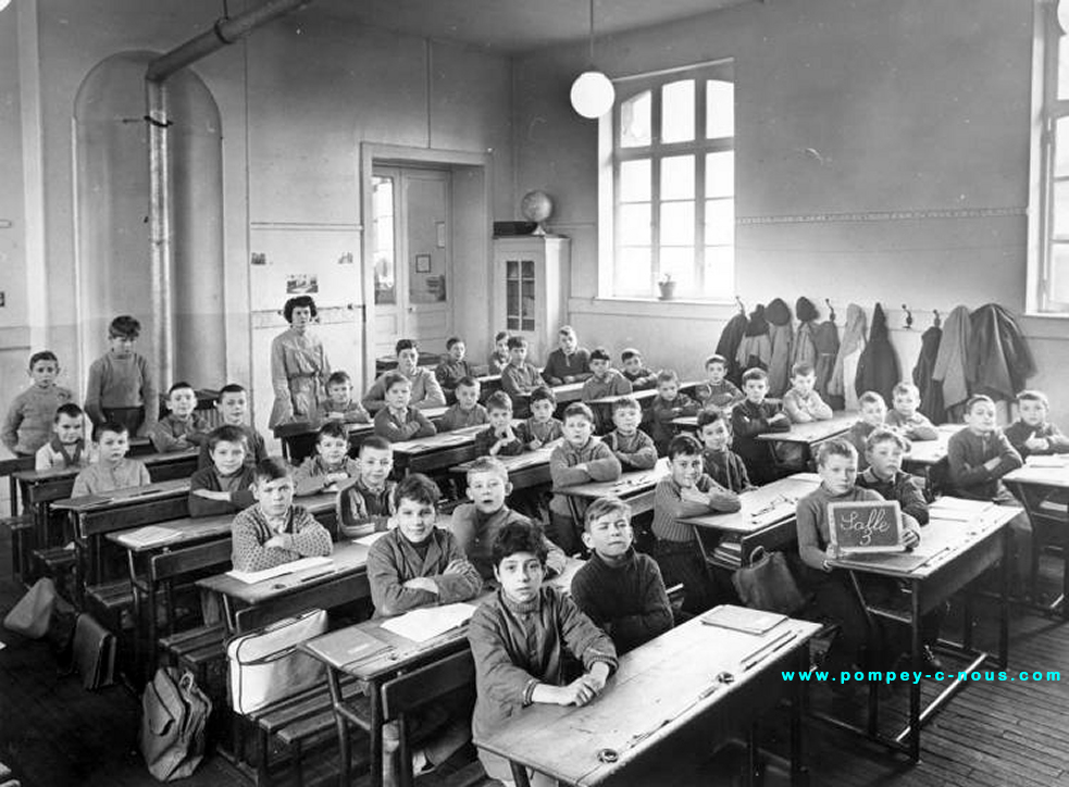Classe de CE2 garçons à la mairie de Pompey en 1962 (Photographie n°113 ; dépôt de Dominique LÉRAUD)