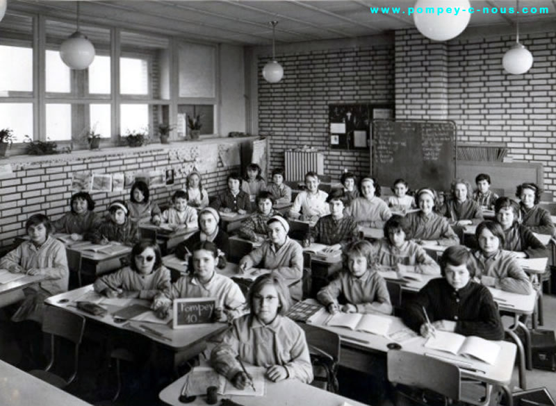 Ecole du centre( Gustave Eiffel), classe de filles de primaire en 1962 (Photographie n° 279)