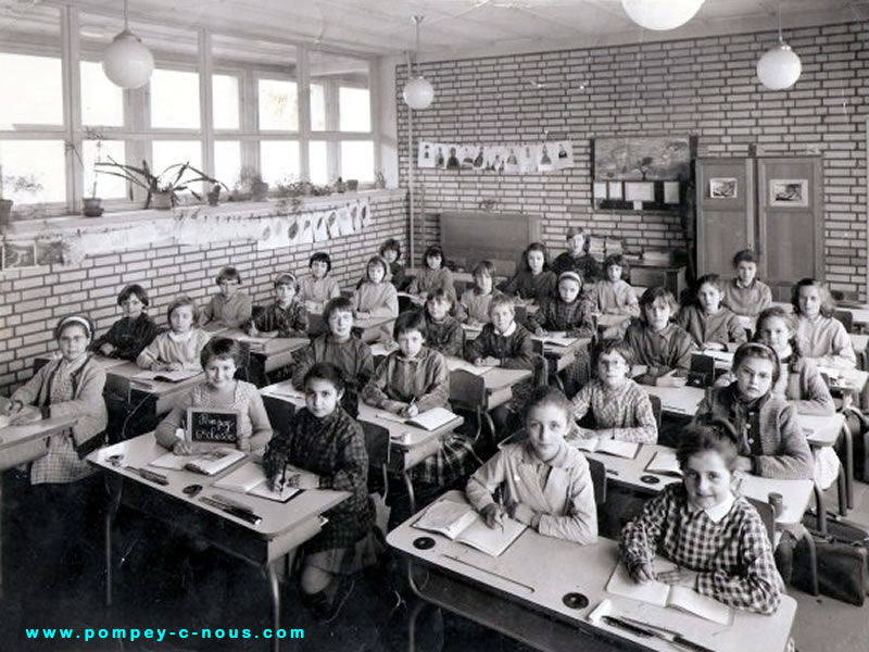 Classe de CM1 filles à l'école du centre de Pompey en 1964  (Photographie n°284)