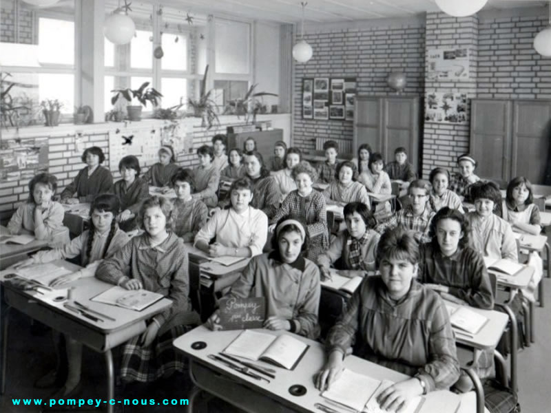 Classe de filles à l'école du centre de Pompey en 1964 (Photographie n°283)