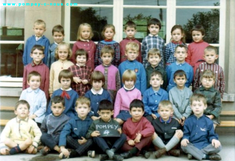 Classe de maternelle à l'école du centre en 1967 (Photographie n°168, dépôt de Jean-Luc DUBOIS)