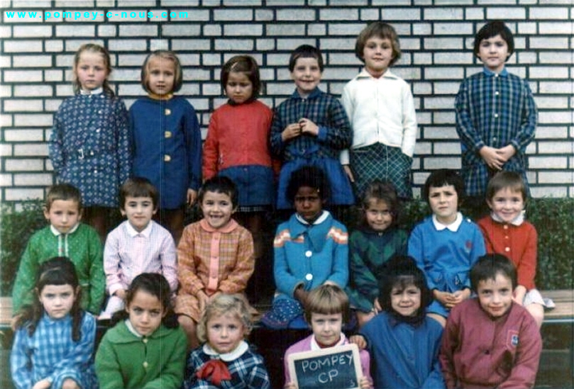 Classe de CP de filles de l'école du centre en 1968 (Photographie n°137 ; dépôt de Jean-Luc DUBOIS)