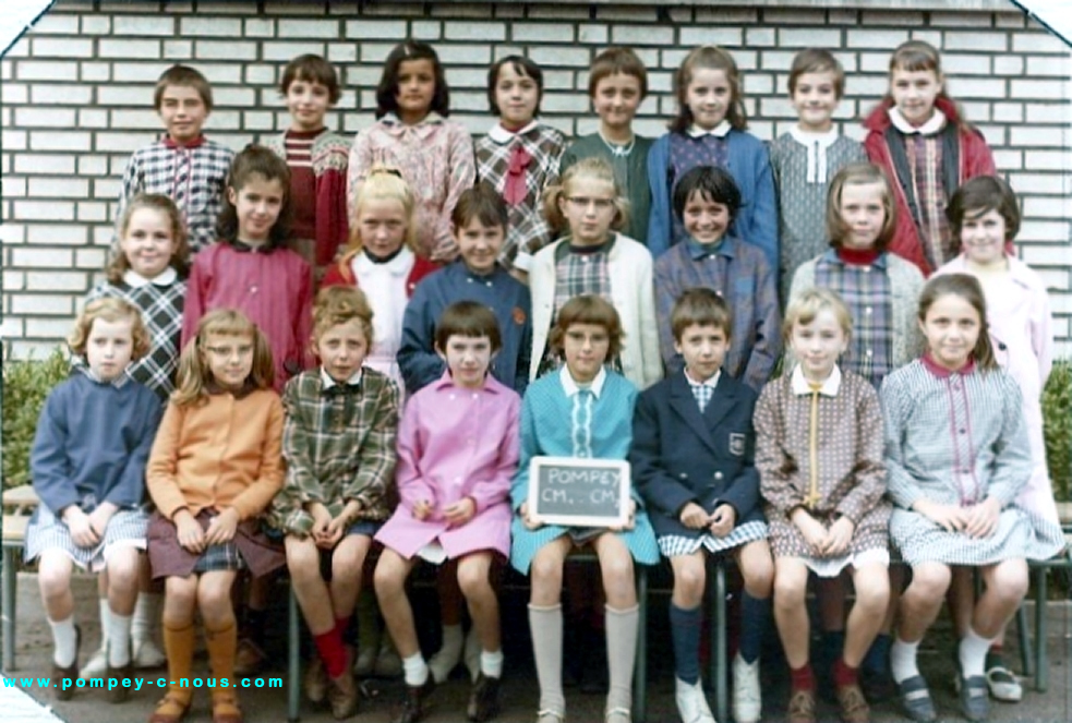 Classe de CM1-CM2 filles de l'école du centre de Pompey en 1969 (Photographie n°107 ; dépôt de Sylvie KONGS)
