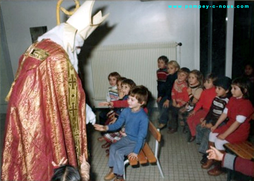 Classe de maternelle à l'école Jeuyeté en 1979, visite de Saint-Nicolas (Photographie n°153, dépôt de Sandrine VERIN)