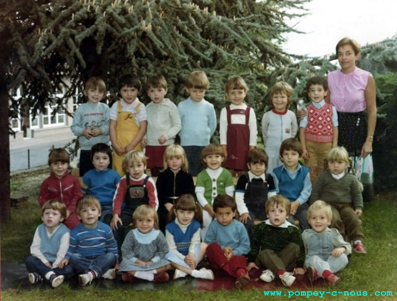 Classe de petit et moyen à l'école du centre de Pompey en 1983 (Photographie n°300)