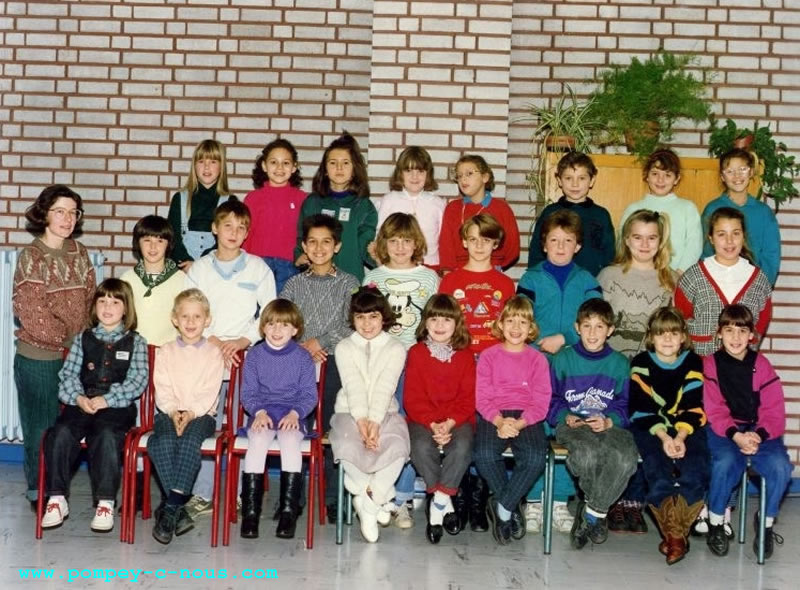 Classe de CE2 à l'école du centre de Pompey en 1988 (Photographie n°311)