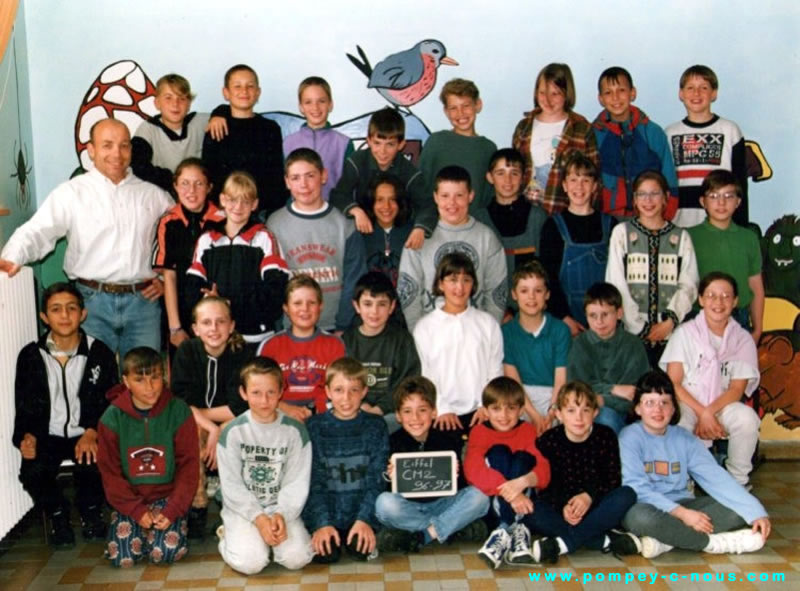 Classe de CM2 à l'école du centre de Pompey en 1996-1997 (Photographie n°330)