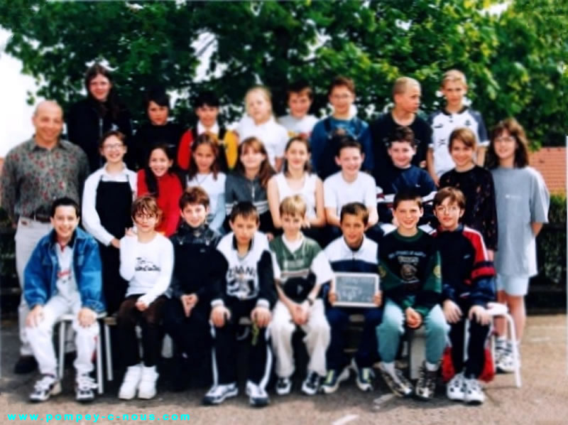 Classe de CM2 à l'école du centre de Pompey en 1998-1999 (Photographie n°331)