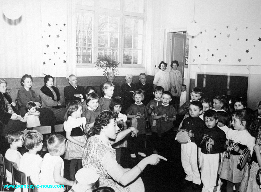 fête de Noël au jardin d'enfants en 1958