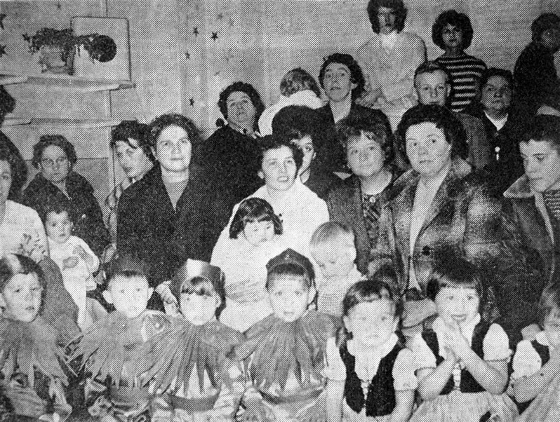 séance récréative au Jardin d'enfants de Pompey en décembre 1962
