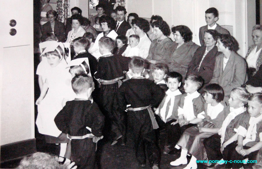 Fête des mères au jardin d'enfants en 1962