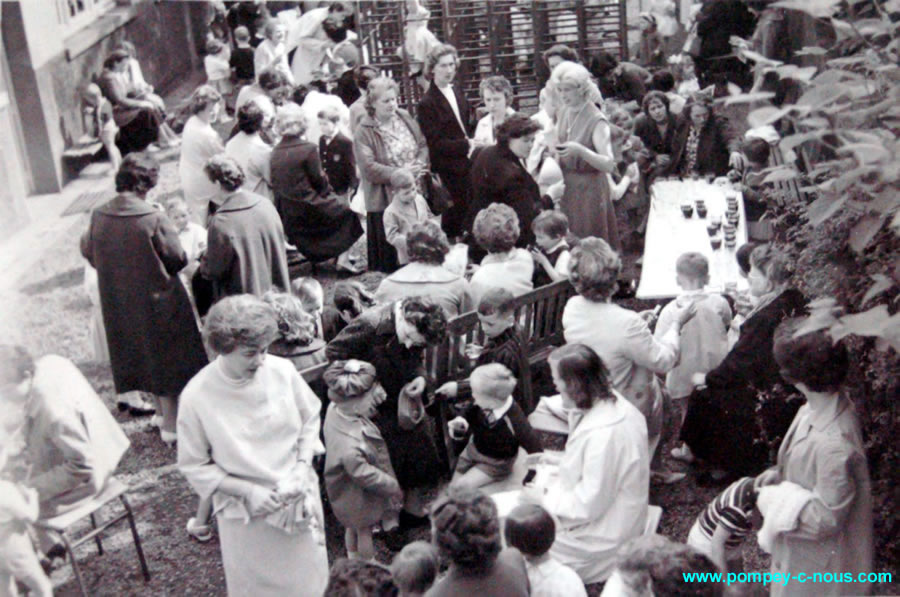 Fête des mères au jardin d'enfants en 1962