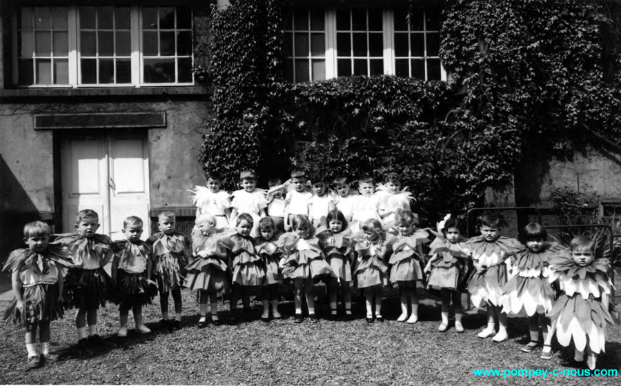 Fête des mères au jardin d'enfant de Pompey en 1963