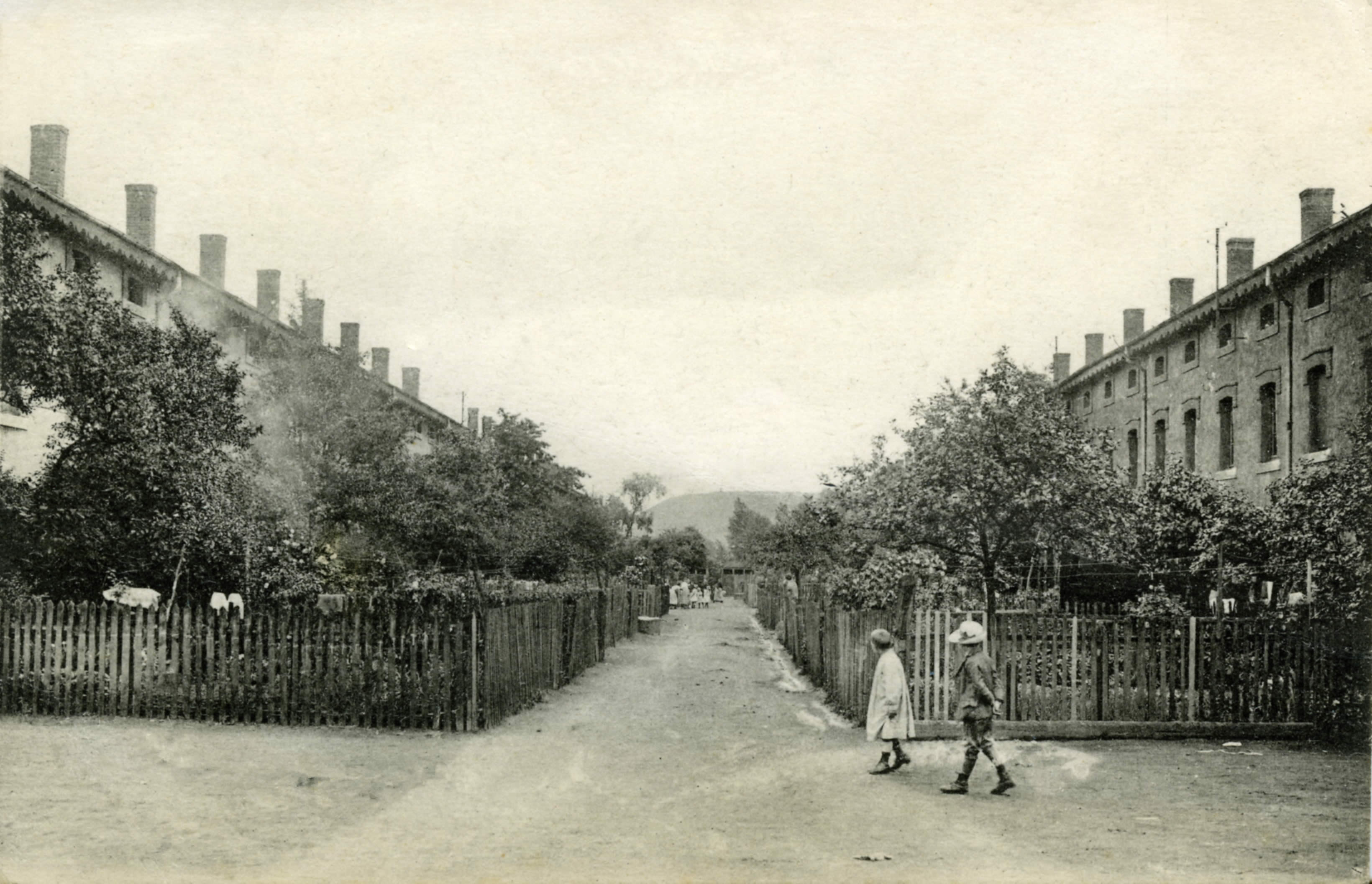 Une des allées des Cités Saint-Euchaire de Pompey, image retouchée