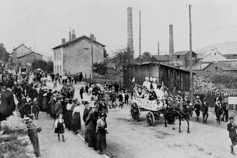 Défilé de la Victoire rue de Metz le 11 novembre 1918 (photographie noir et blanc : édition Labouygue )