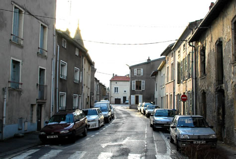 Rue du Chanoine Pérignon (anciennement Grande-Rue) en 2009 (photographie couleur : Jean-Luc Gouret)