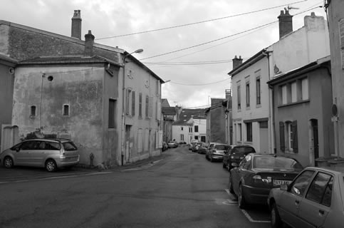 rue du Chanoine Pérignon en 2009 (anciennement Grande-Rue) (photographie noir et blanc : Jean-Luc Gouret)